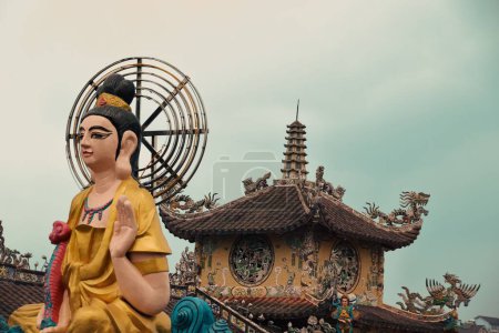 Téléchargez les photos : Statue de Bouddha d'Amitabha assise sur le dessus d'un dragon mosaïque dans la pagode Linh Phuoc à Da lat, Vietnam - en image libre de droit
