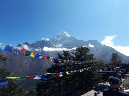 Téléchargez les photos : Une vue rapprochée des drapeaux de prière sur un trek de l'Himalaya au Népal - en image libre de droit