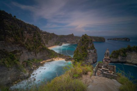 Téléchargez les photos : Une vue aérienne des falaises des Mille-Îles à Nusa Penida île de Bali - en image libre de droit