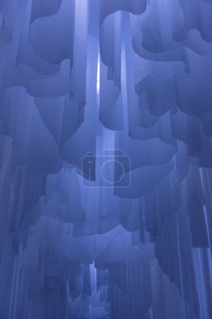 Foto de Una toma vertical de un tejido colgante ondulado azul que crea una textura encantadora de ensueño - fondo de pantalla - Imagen libre de derechos