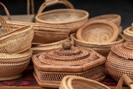 Foto de Un primer plano de varias cestas en un mercado en venta - Imagen libre de derechos