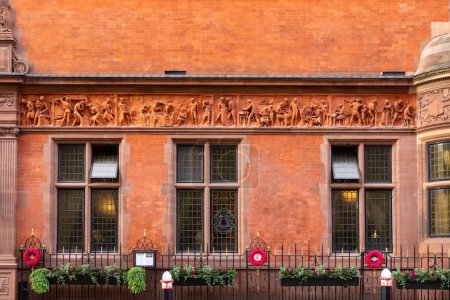 Téléchargez les photos : La frise de Creswick dans la salle des couteliers, siège de la Worshipful Guild of Cutlers à Londres, Royaume-Uni. - en image libre de droit