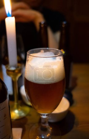 Foto de Una toma vertical de un vaso de cerveza - Imagen libre de derechos