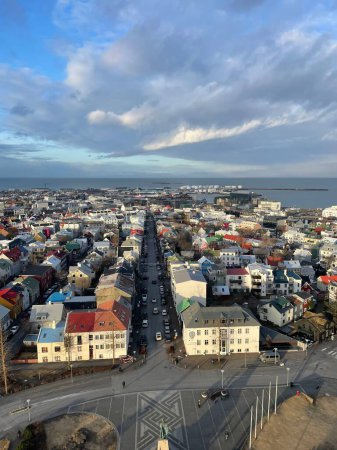 Téléchargez les photos : Une vue aérienne du paysage urbain de Reykjavik entourée de bâtiments - en image libre de droit