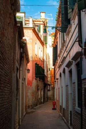 Téléchargez les photos : Plan vertical d'une route étroite entre les maisons traditionnelles de Venise - en image libre de droit