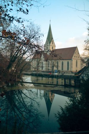 Téléchargez les photos : Toiture rustique Hammermill reflétée sur le puits Blautopf dans la ville patrimoniale de Blaubeuren en Allemagne qui est une destination touristique populaire - en image libre de droit