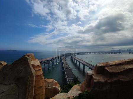 Téléchargez les photos : Vue aérienne du pont de Xinghaiwan à Dalian, en Chine, par une journée ensoleillée - en image libre de droit