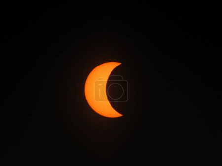 Téléchargez les photos : Un gros plan de l'éclipse solaire sur fond noir vue de l'église baptiste Shady Grove, Belton, SC - en image libre de droit