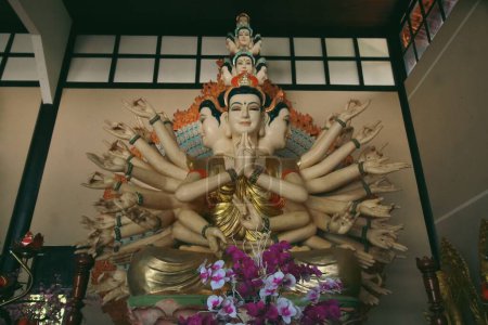 Téléchargez les photos : Statue du Bodhisattv Avalokitesvara ou Bouddha aux mille armes dans un autel à l'intérieur de la pagode Linh An à Da lat, Vietnam - en image libre de droit