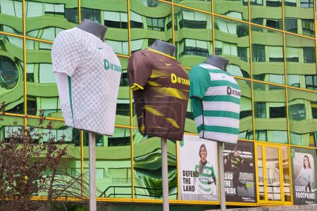 Téléchargez les photos : Les maillots exposés près de l'extérieur vert du stade Sporting Club de Portugal à Lisbonne - en image libre de droit