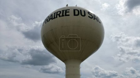 Téléchargez les photos : Plan rapproché du château d'eau Prairie du Sac avec ciel nuageux en arrière-plan dans le Wisconsin, États-Unis - en image libre de droit