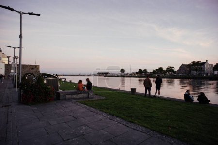 Téléchargez les photos : Une belle vue sur un lac au coucher du soleil à Galway, Irlande. - en image libre de droit