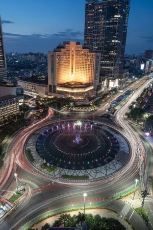 Foto de Una vista aérea del paisaje urbano de Yakarta rodeado de edificios con senderos de luz - Imagen libre de derechos