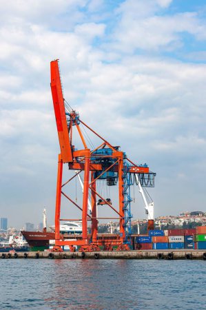 Foto de Un disparo vertical del histórico puerto marítimo de carga de Haydarpasa en Estambul, Turquía - Imagen libre de derechos