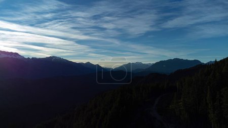 Téléchargez les photos : La chaîne de montagnes avec un ciel bleu nuageux en arrière-plan à Squamish, Colombie-Britannique, Canada - en image libre de droit