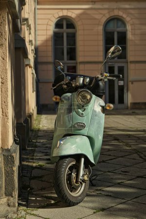 Téléchargez les photos : Vespa scooter vert stationné dans une ville, allemand - en image libre de droit