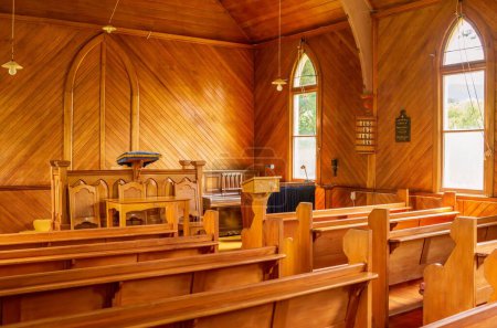 Foto de Una pequeña iglesia con paredes de madera y techo de hierro en un entorno rural, Staveley, Nueva Zelanda - Imagen libre de derechos