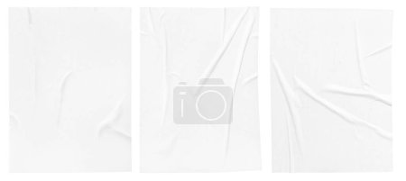 Téléchargez les photos : Poster en papier collé froissé et froissé blanc isolé sur fond blanc. Modèle de maquette - en image libre de droit