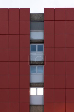 Téléchargez les photos : Une vue verticale d'un immeuble résidentiel de couleur rouge - en image libre de droit
