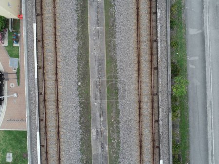 Téléchargez les photos : Une vue de dessus des voies ferrées - en image libre de droit