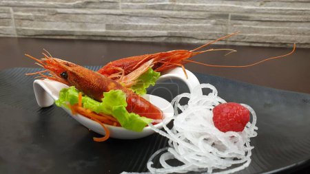 Foto de Un primer plano de una comida con camarones y verduras en un restaurante japonés - Imagen libre de derechos