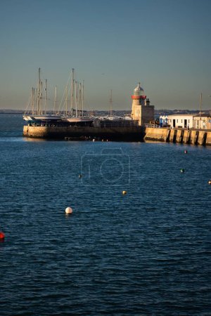 Foto de Faro puerto deportivo de crecimiento junto al mar en el muelle wa - Imagen libre de derechos