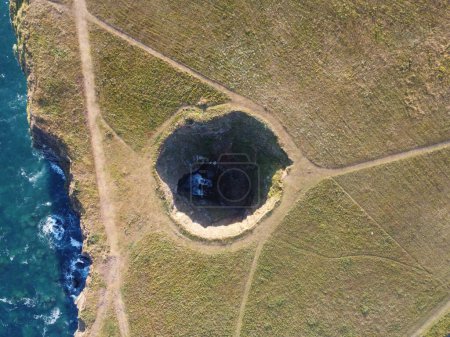 Téléchargez les photos : Vue aérienne du Souter Hole avec des sentiers côtiers reliés à la mer - en image libre de droit