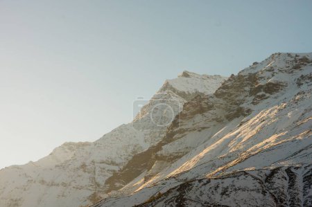 Téléchargez les photos : Beau lever de soleil dans les montagnes avec crête de neige Leh Ladakh - en image libre de droit
