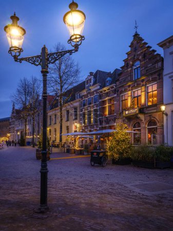 Téléchargez les photos : Un plan vertical de l'hôtel Huis Vermeer à Deventer, aux Pays-Bas dans la soirée - en image libre de droit