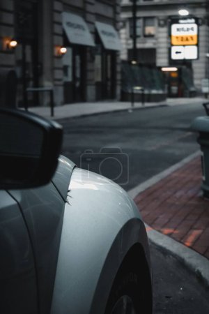 Téléchargez les photos : Une voiture moderne dans la rue à Newark, Norvège - en image libre de droit