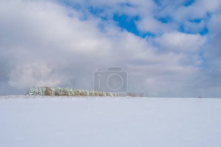 Téléchargez les photos : Contraste de nuages et de neige. Cette photo respire la paix. - en image libre de droit