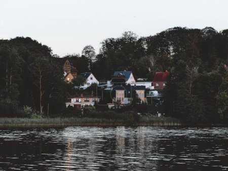 Téléchargez les photos : Les maisons confortables modernes dans un village sur la rive de la rivière - en image libre de droit