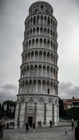 Foto de Una vertical de la histórica Torre Inclinada de Pisa en Roma, Italia con turistas de turismo a su alrededor - Imagen libre de derechos
