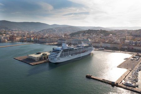 Foto de Un tiro de dron del náutico y un crucero MSC Fantasia anclado en el puerto de Trieste, Italia - Imagen libre de derechos