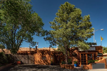 Téléchargez les photos : Une belle vue sur les arbres luxuriants en face d'une auberge à Santa Fe, Nouveau-Mexique - en image libre de droit