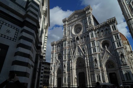 Foto de Una fachada del edificio de la catedral de Santa Maria del Fiore en Florencia - Imagen libre de derechos