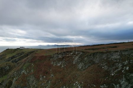 Téléchargez les photos : Vue aérienne d'une colline rocheuse sur le rivage - en image libre de droit
