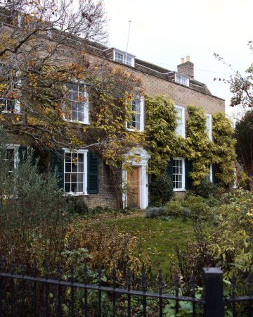Téléchargez les photos : Une maison géorgienne historique construite en brique verticale pittoresque située sur la rivière Great Ouse à Hemingford Grey, Cambridgeshire, Angleterre, - en image libre de droit