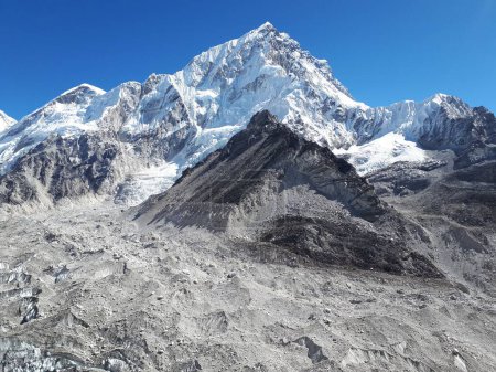 Foto de Una hermosa vista de un pico nevado del monte Everest - Imagen libre de derechos