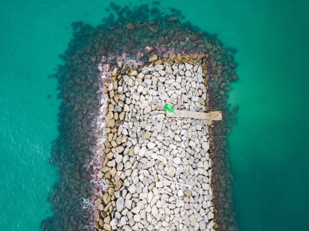 Téléchargez les photos : Une vue aérienne d'une jetée en pierres - en image libre de droit