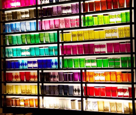 Téléchargez les photos : Les verres colorés sur les étagères de la boutique - en image libre de droit