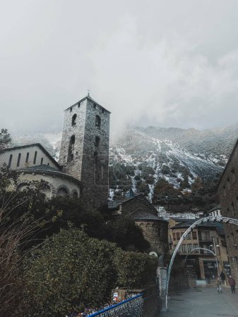 Téléchargez les photos : Un beau cliché de l'église St. Esteve d'Andorre par une journée d'hiver enneigée - en image libre de droit