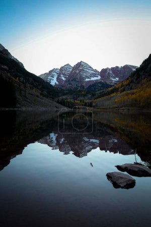 Téléchargez les photos : Un plan vertical de montagnes avec le reflet sur les eaux sous un ciel clair - en image libre de droit