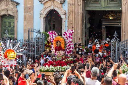 Foto de Salvador, Bahia, Brasil - 04 de diciembre de 2022: Multitud de católicos saludan la imagen de Santa Bárbara saliendo de la iglesia. Pelourinho, Salvador, Bahia. - Imagen libre de derechos