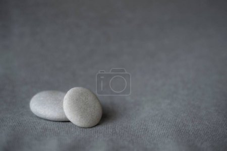 Téléchargez les photos : Un gros plan de deux pierres grises sur un fond isolé parfait comme fond d'écran - en image libre de droit
