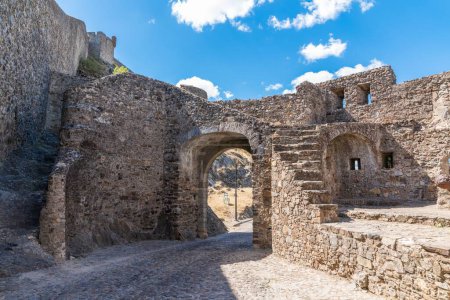 Téléchargez les photos : Une ancienne fortification qui protégeait le village de Marvao dans le district de Portalegre, Portugal - en image libre de droit