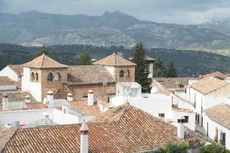 Foto de Una vista panorámica de un antiguo edificio andaluz en Granada, Ronda España con montañas al fondo - Imagen libre de derechos