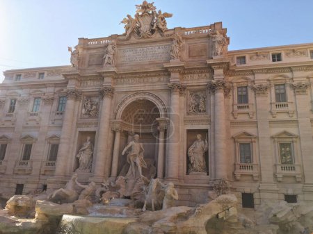 Téléchargez les photos : Une vue imprenable sur la fontaine de Trevi avec des statues antiques dans la ville de Rome, Italie - en image libre de droit