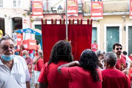 Foto de Salvador, Bahía, Brasil - 04 de diciembre de 2022: Devotos de Santa Bárbara vestidos de rojo durante la misa en Largo do Pelourinho en la ciudad de Salvador. - Imagen libre de derechos