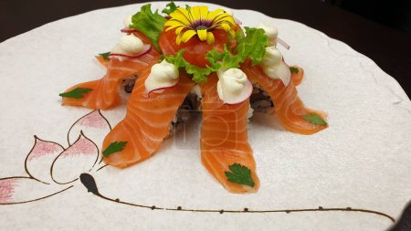 Foto de Un primer plano de una bandeja de delicioso sushi colorido en un restaurante japonés - Imagen libre de derechos